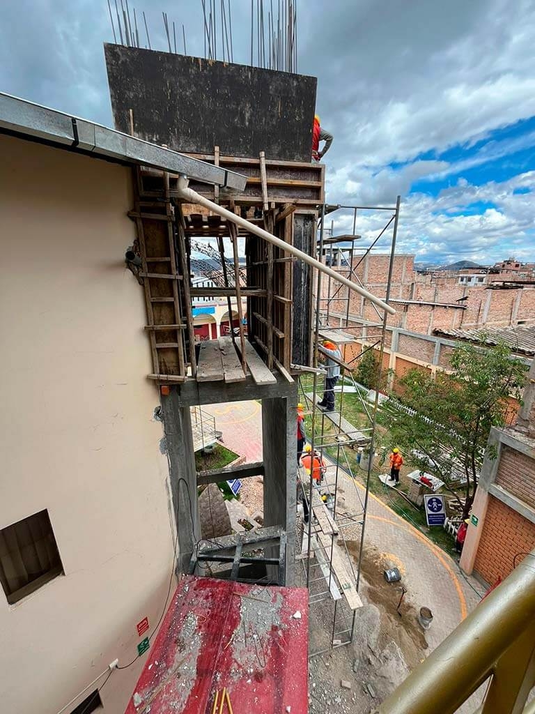 Instalación de ascensor panorámico en el colegio de ingenieros, Cajamarca
